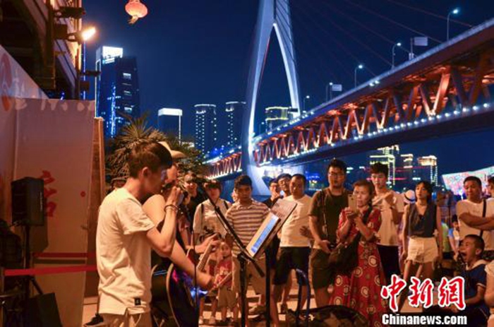 중국 충칭 훙야둥, 폭염 더위 지속에도 관광객 계속 늘어…