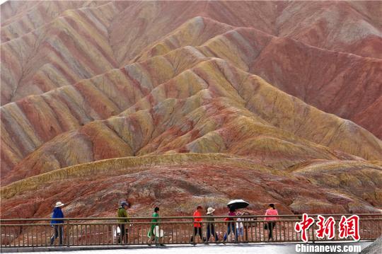 중국 간쑤 장예에 펼쳐진 대자연의 신비함, 붉은 사암 속으로