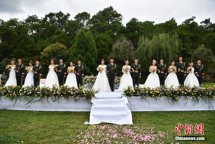 중국 인민해방군의 로맨틱 합동결혼식, 전우들의 부케 쟁탈전