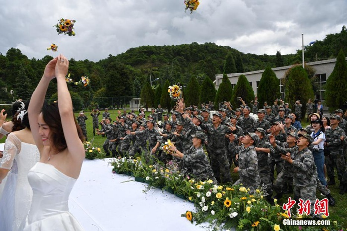 중국 인민해방군의 로맨틱 합동결혼식, 전우들의 부케 쟁탈전