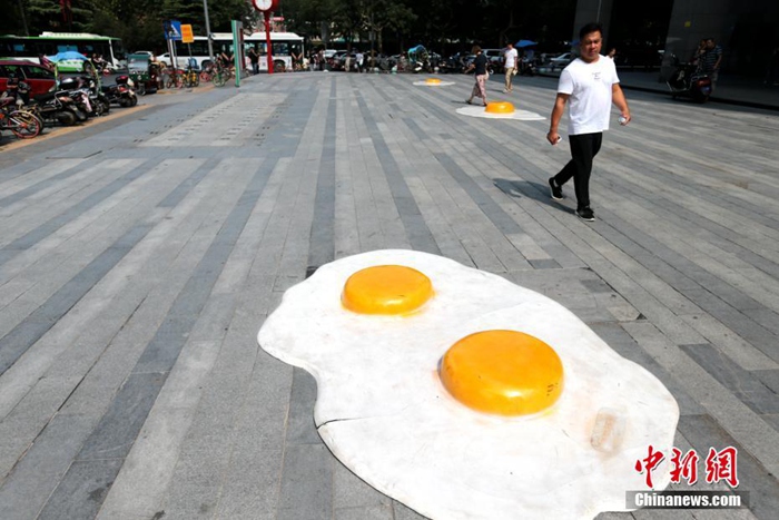 중국, 무더위 속 이색 조형물 눈길…시안 거리에 ‘달걀 프라이’ 등장