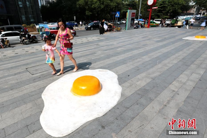 중국, 무더위 속 이색 조형물 눈길…시안 거리에 ‘달걀 프라이’ 등장