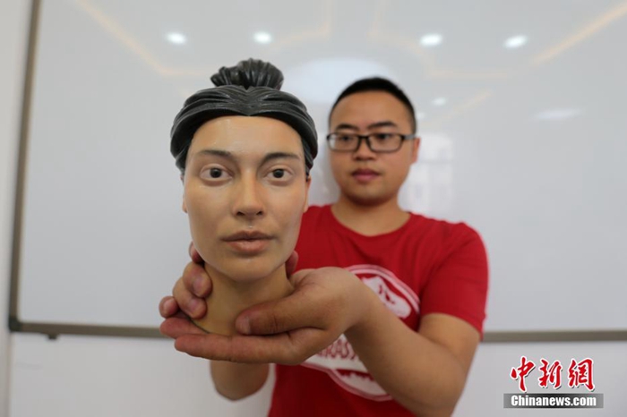 8월 2일, 3D 프린팅 기술로 복원한 진(秦)나라 여성 두상 [촬영/중국신문사 장위안(張遠) 