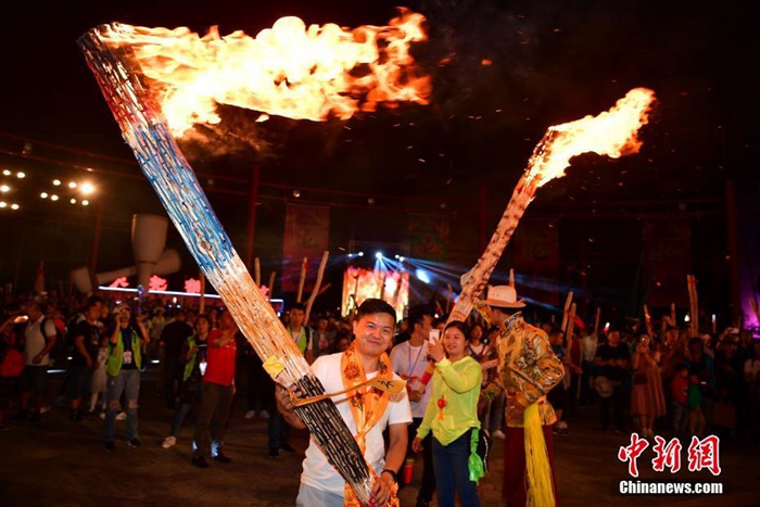 中 윈난 횃불축제발 ‘동방 페스티벌’ 불타는 열기로 화끈 달아올라