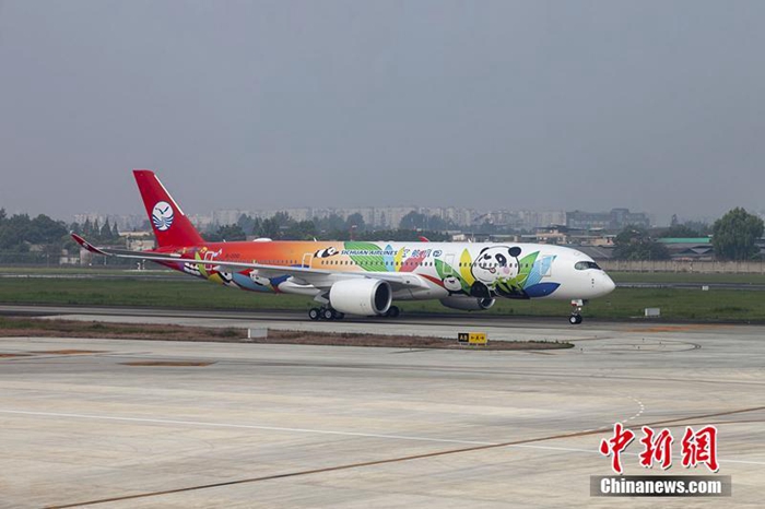 ‘가장 귀여운’ 쓰촨항공 1호 A350 여객기, 자이언트판다로 기체 도색