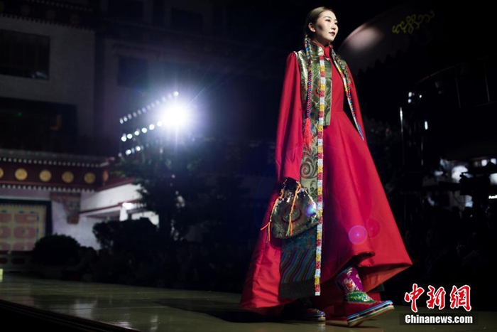 중국 설원 위에서 펼쳐진 장족(藏族) 전통의상쇼