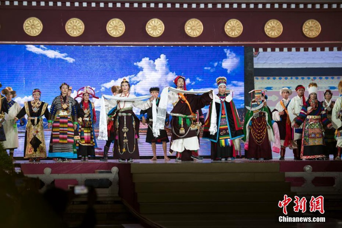 중국 설원 위에서 펼쳐진 장족(藏族) 전통의상쇼