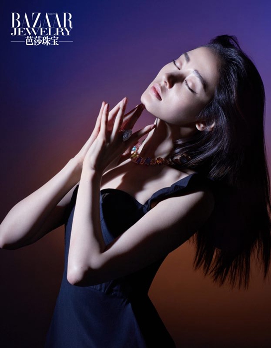 검은 긴 생머리가 매력 포인트, 장톈아이 화보 공개