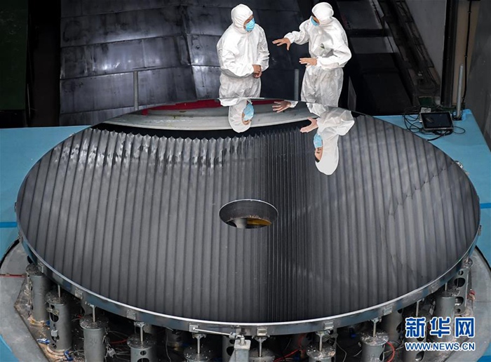 중국, 직경 4m 탄화규소 비구면 광학 반사경 제작