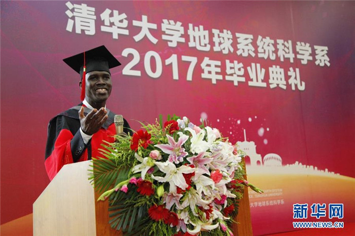 2017년 7월 1일 중국 베이징, 해크먼이 칭화대 지구시스템과학과 2017년 졸업식에서 연설을 하고 있다. [사진 출처: 신화사]