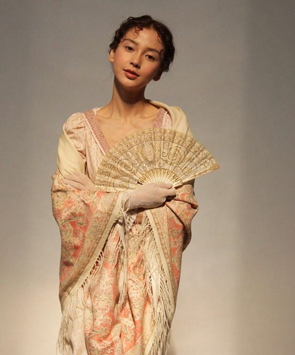 19세기 소녀로 돌아온 중국 여신 ‘안젤라베이비’
