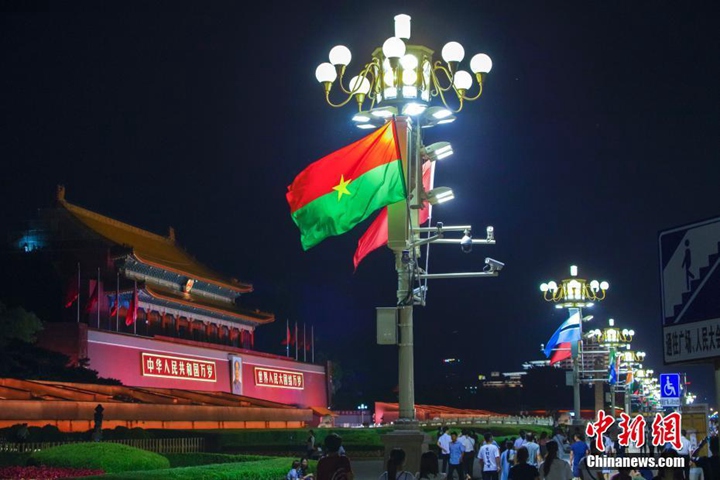 지난달 31일 밤 천안문 앞 가로등에 걸린 중국 오성홍기와 이번 포럼에 참가하는 54개 아프리카 국가 국기가 함께 휘날리고 있는 모습이다. [촬영/중국신문사 자톈융(賈天勇) 기자]