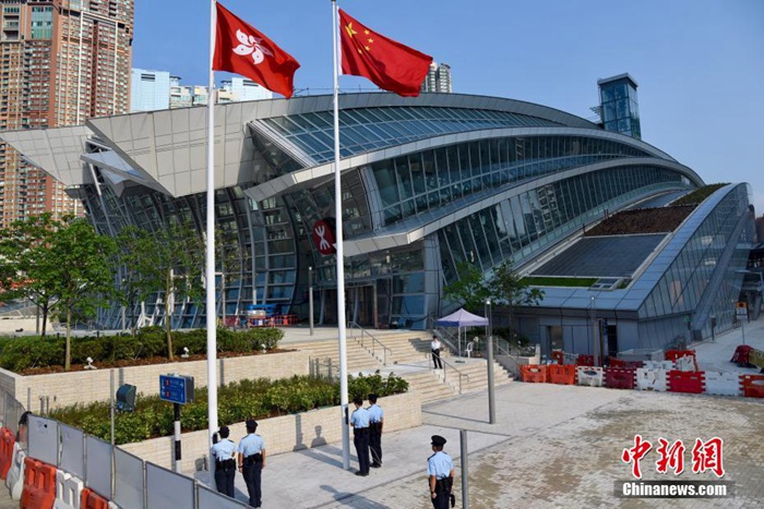 광저우-선전-홍콩 고속철 시주룽역서 국기 게양식