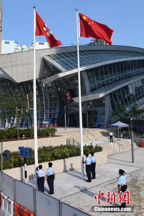 광저우-선전-홍콩 고속철 시주룽역서 국기 게양식