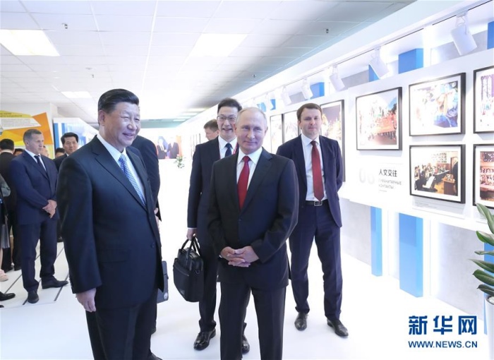 시진핑 주석, 푸틴 대통령과 중•러 경제협력 사진전 참관