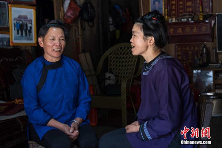 中 구이저우서 43년간 동족 대가 전수해온 무형문화재 계승자