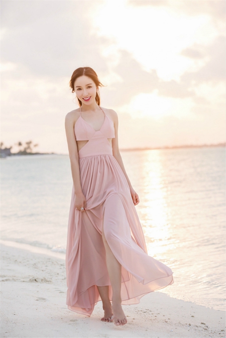러우이샤오 등트임 드레스 입고 해변가에서 포즈, 나는 뒤태가 예뻐!