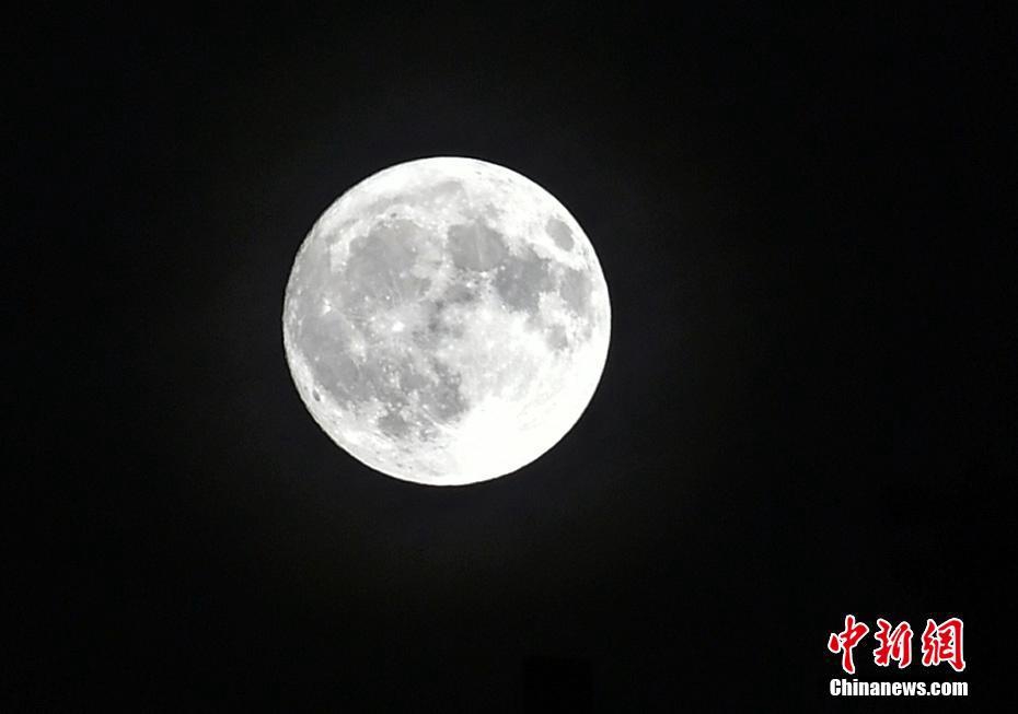 지난 24일 베이징 밤하늘에 밝은 보름달이 떠오른 모습이다. [촬영/중국신문사 자이루(翟璐) 기자]