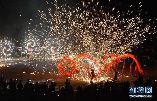 중국 10월의 볼거리, 구이저우 푸딩서 펼쳐진 무형문화재 ‘철수충룡’ 공연