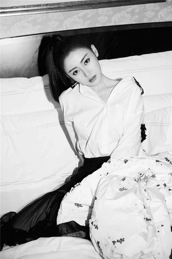 장톈아이 최신 흑백화보 공개, 그녀의 놀라운 패션 센스
