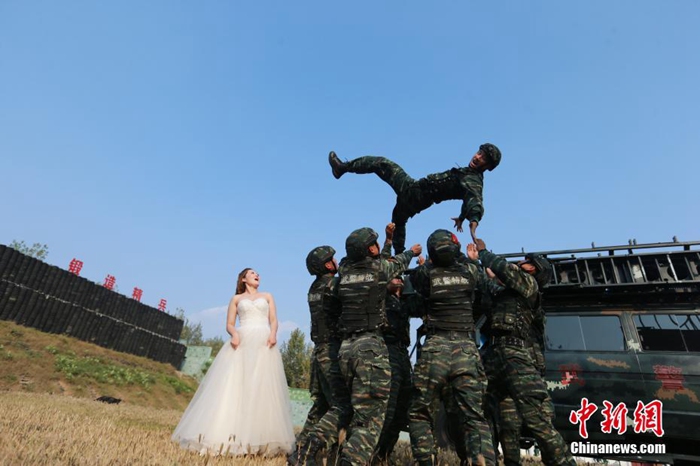 무장경찰의 스페셜한 웨딩사진…강철 전사의 핏속에 흐르는 로맨틱 DNA