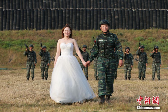 무장경찰의 스페셜한 웨딩사진…강철 전사의 핏속에 흐르는 로맨틱 DNA
