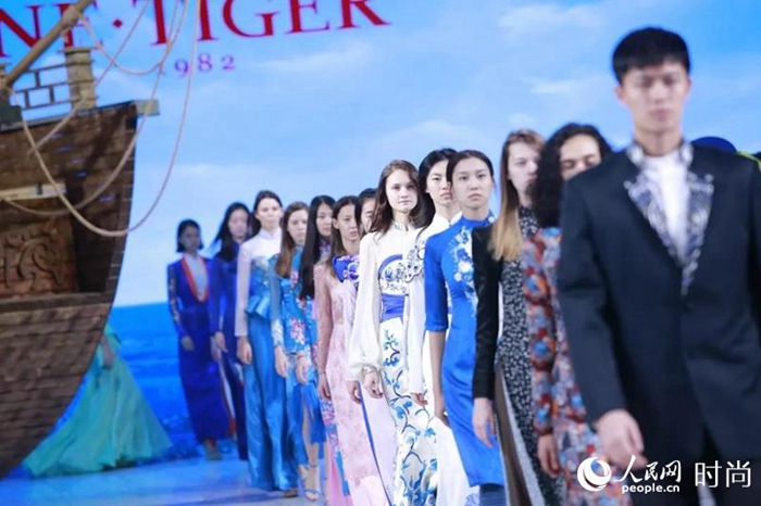 중국국제패션위크 개막식 패션쇼, ‘실크로드’ 54종 의상 공개