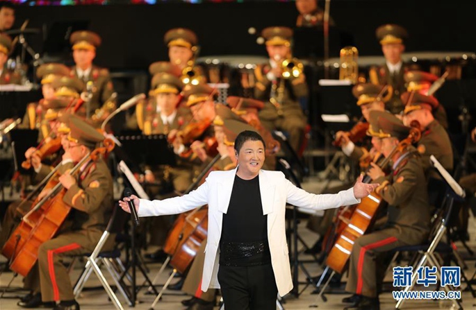 김정은 중국-조선 예술인들의 합동공연 관람