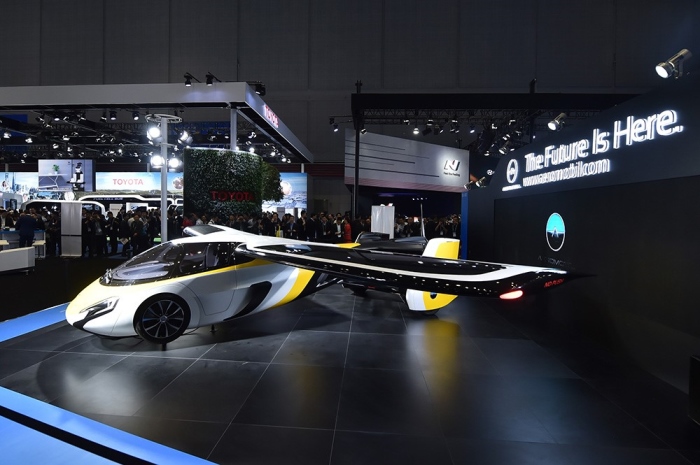 자동차 전시장에 전시된 '날으는 자동차' AeroMobil은 많은 관객들의 눈길을 끌며 이번 수입박람회 최고의 인기스타로 등극했다. [촬영: 인민망 웡치위(翁奇羽) 기자]