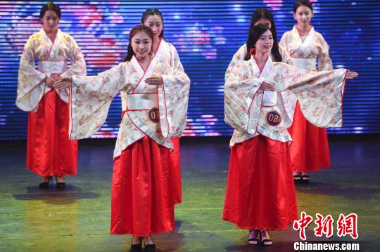 전통의상을 입은 참가자들이 무대에서 포즈를 취하고 있다. [사진 출처: 중국신문망/촬영: 양화펑(楊華峰)]