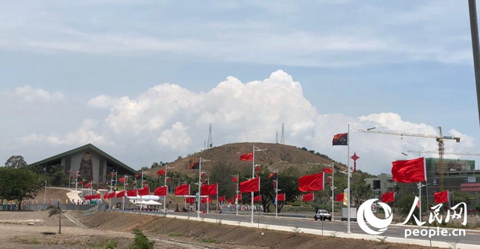 포트모르즈비 ‘독립로’에 중국 국기 걸려…