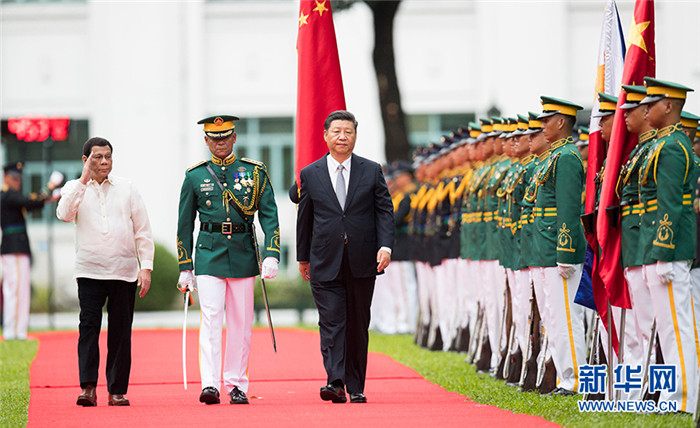 시진핑(習近平) 주석이 두테르테 대통령과 함께 레드카펫을 걸어가며 의장대를 사열하고 있다. [촬영: 신화사 황징원(黃敬文) 기자]