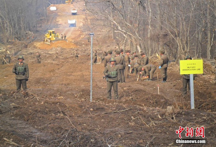 한국-조선 병사 공동 유해 발굴…비무장지대 도로 개통