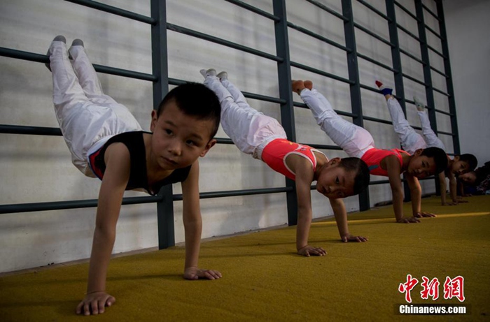 ‘중국 체조의 고향’에서 체조 배우는 어린이들, 금메달이 목표는 아니야…