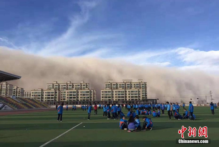 학교에서 본 모래 태풍 [사진 출처: 중국신문망/촬영: 가오지원(高繼文)]