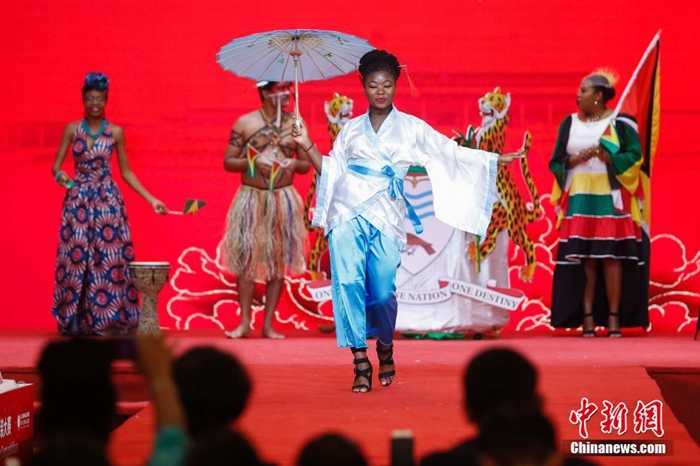 중국 베이징, 제8회 외교관 패션쇼 개막