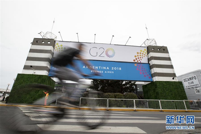 11월 27일, 아르헨티나의 수도 부에노스아이레스에서 한 시민이 자전거를 타고 G20 정상회의가 개최되는 코스타 살구에로 컨벤션센터 앞을 지나가고 있다. [촬영/신화사 리밍(李明) 기자]