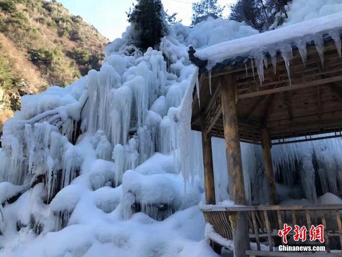 중국 간쑤의 겨울철 명소, 다둔샤 빙폭 경관 인기