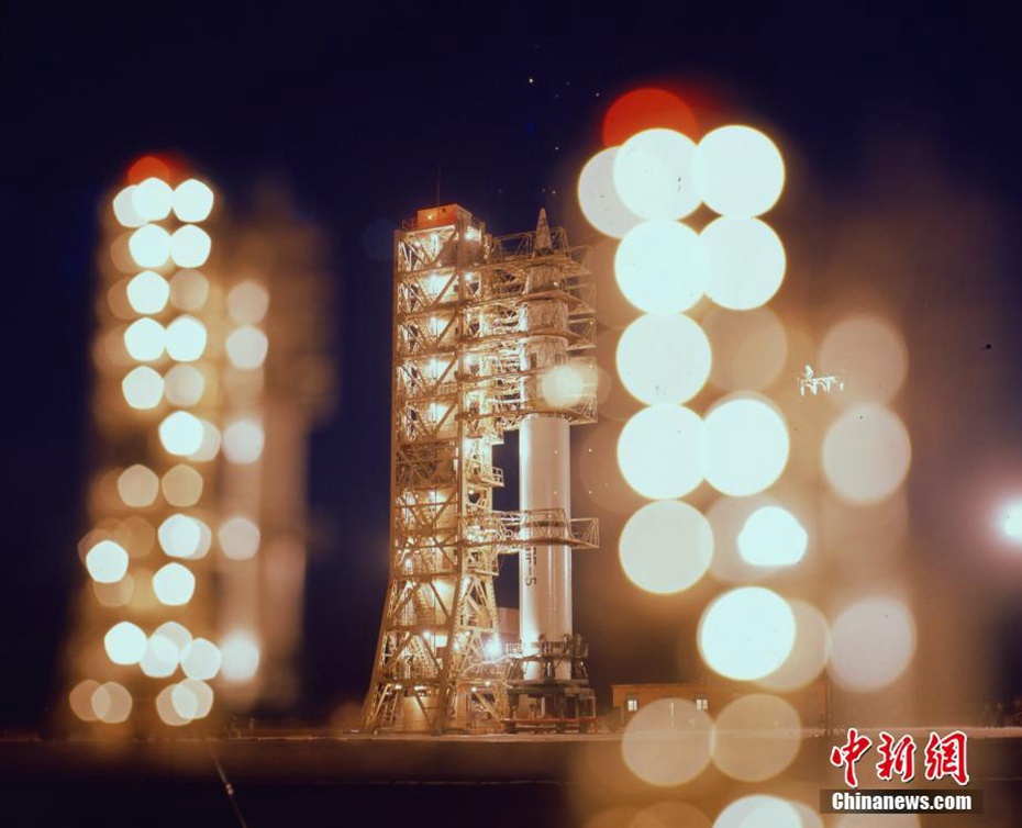[인민망 한국어판 12월 10일] 개혁개방 40년간 중국은 과학기술 혁신과 중대사업 건설 면에서 풍성한 성과를 거두어 놀라운 대국의 핵심기술을 세상에 선보임으로 중국이 제조대국에서 제조강국으로 거듭났다는 역사적 발전을 입증했다. 1980년 5월 18일, 중국은 처음으로 주취안(酒泉)위성발사센터에서 남태평양 목표 해역에 성공적으로 운반로켓을 발사했다.[촬영: 차오톈푸(喬天富)]/원문 출처: 중국신문망(中國新聞網)/번역: 조미경