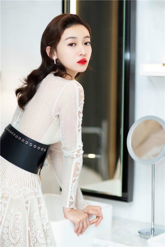 우진옌 ‘인기스타상’ 수상, 흰색 드레스 눈부신 미모