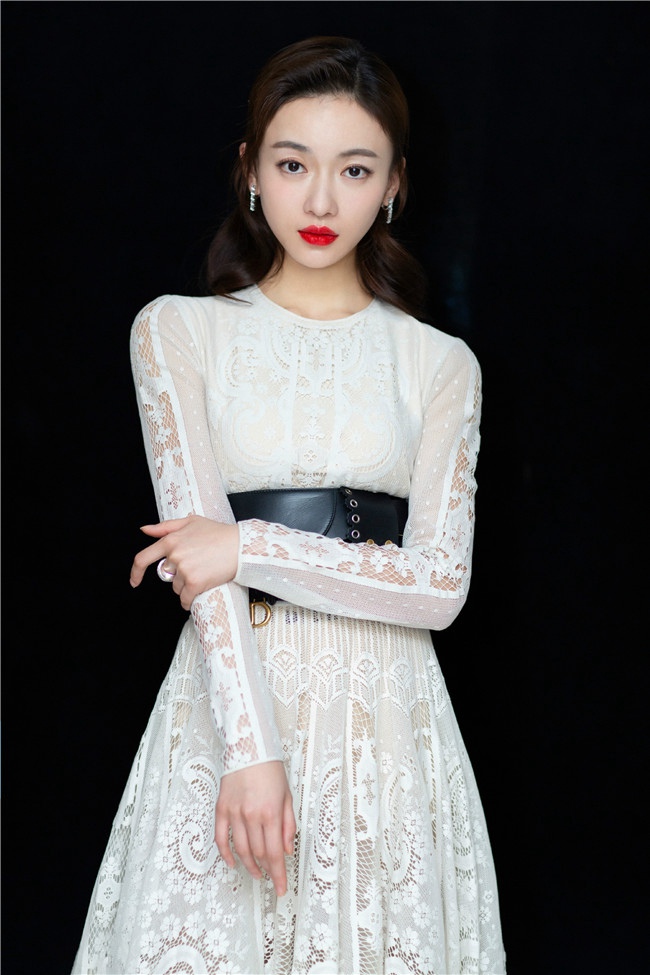 우진옌 ‘인기스타상’ 수상, 흰색 드레스 눈부신 미모