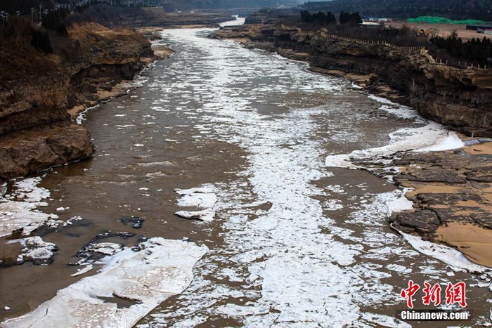 황허강 친진협곡에 나타난 ‘유빙 현상’, 폭포수와 시선 강탈