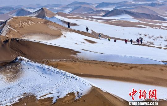 중국 간쑤 ‘눈 내린 사막’, 진귀한 풍경