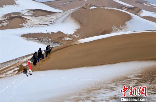 중국 간쑤 ‘눈 내린 사막’, 진귀한 풍경