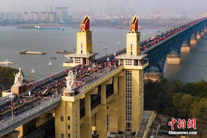 난징창장대교서 미니 마라톤 대회 개최…‘증명•탄생’