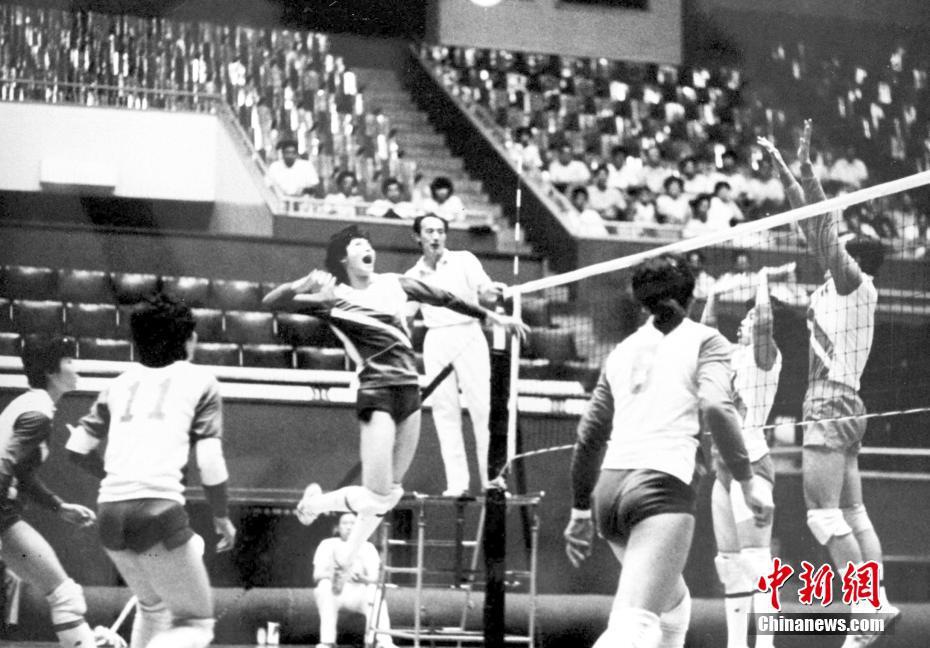 [인민망 한국어판 12월 18일] 개혁개방 40년 이래 중국의 스포츠 사업은 눈부신 발전을 이룩했다. 각 분야에 대한 개혁이 추진됐고 많은 사람들이 이를 주목했다. 1981년 11월 일본에서 개최된 제3회 여자 배구월드컵에서 중국 대표팀은 7전 7승이라는 성적으로 첫 세계 정상이라는 타이틀을 거머줬다. 1986년까지 중국은 여자 배구월드컵에서 총 5번 우승, 5연승이라는 기록을 유지했다. 사진은 1986년 중국 여자 배구 대표팀이 경기를 하는 모습이다. [사진 출처: 중국신문사/촬영: 중신(鐘欣)]/원문 출처: 중국신문망(中國新聞網)/번역: 은진호