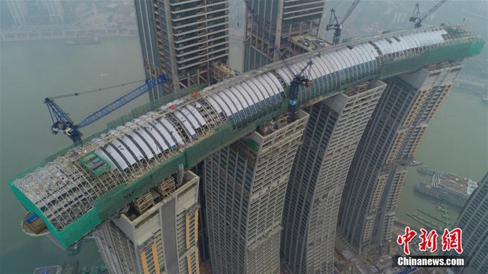 중국 첫 250m 고공 ‘공중 연결회랑’ 장막벽 공사 ‘합체’