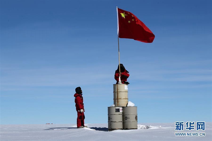 中 남극과학탐사팀, 해발 4093M 남극 빙하 최고 지점서 중국 국기 교체