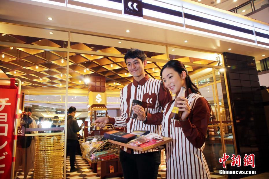 지난 16일, 판매원이 고객에게 각종 초콜릿을 소개하고 있다. [촬영: 중국신문사 훙사오쿠이(洪少葵) 기자]