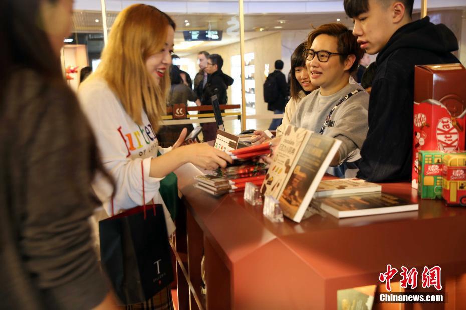 지난 15일 고객이 초콜릿 편의점에서 쇼핑을 하고 있다. [촬영: 중국신문사 훙사오쿠이(洪少葵) 기자]